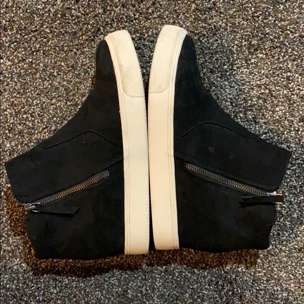 Super cute black booties!